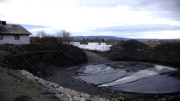 Morgenlyset sprer seg over den støpte bunnplata til en stor, ny landkum som skal lagre urin og vaskevann fra 30 melkekyr på Fokhol gård i årene framover. Foto: A.-K. Løes