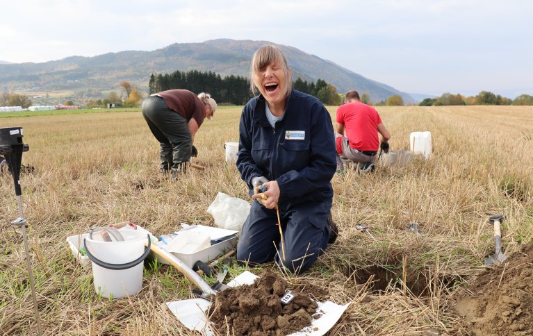 NORSØKs fagfolk er lidenskapelig opptatt av jordhelse. Seniorforsker Sissel Hansen er en av disse, og det mangler ikke på entusiasme når hun får slippe ut av kontoret for å grave i jorda!. Foto: Vegard Botterli