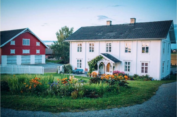 På Fokhol gård har huset mange opp gjennom årene som har ønsket å lære om biodynamisk gårdsdrift. Foto: Fokhol Gård