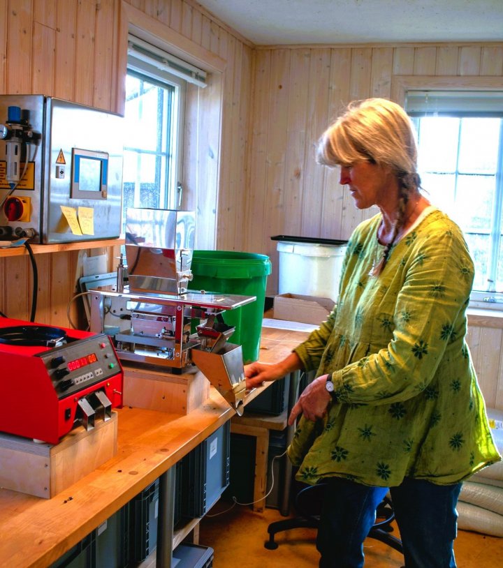 Loes viser fram en automatisk posepakkemaskin. Denne kan kombineres med både en telle- og veiemaskin. Foto: A.-K. Løes